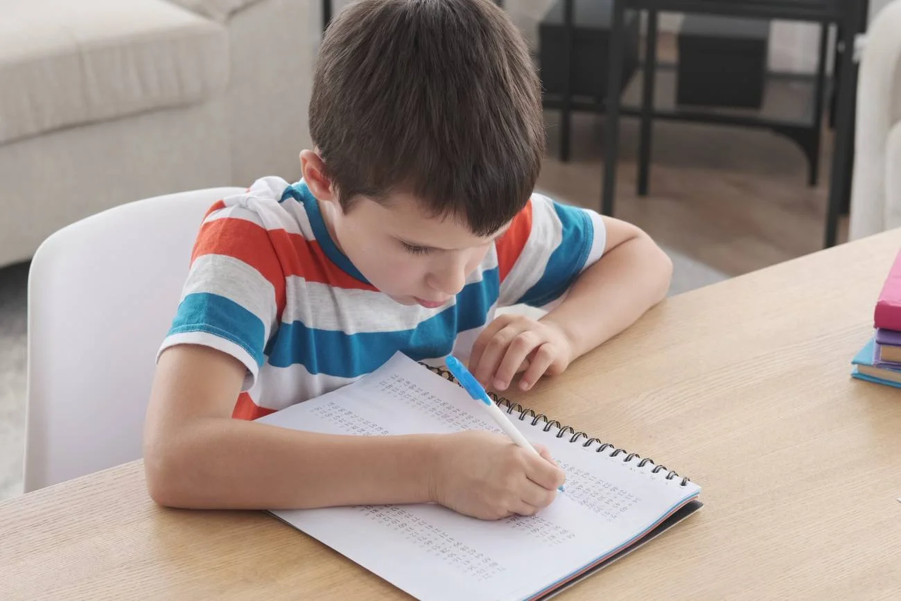 uczeń w edukacji domowej odrabia lekcje uczeń w edukacji domowej odrabia lekcje