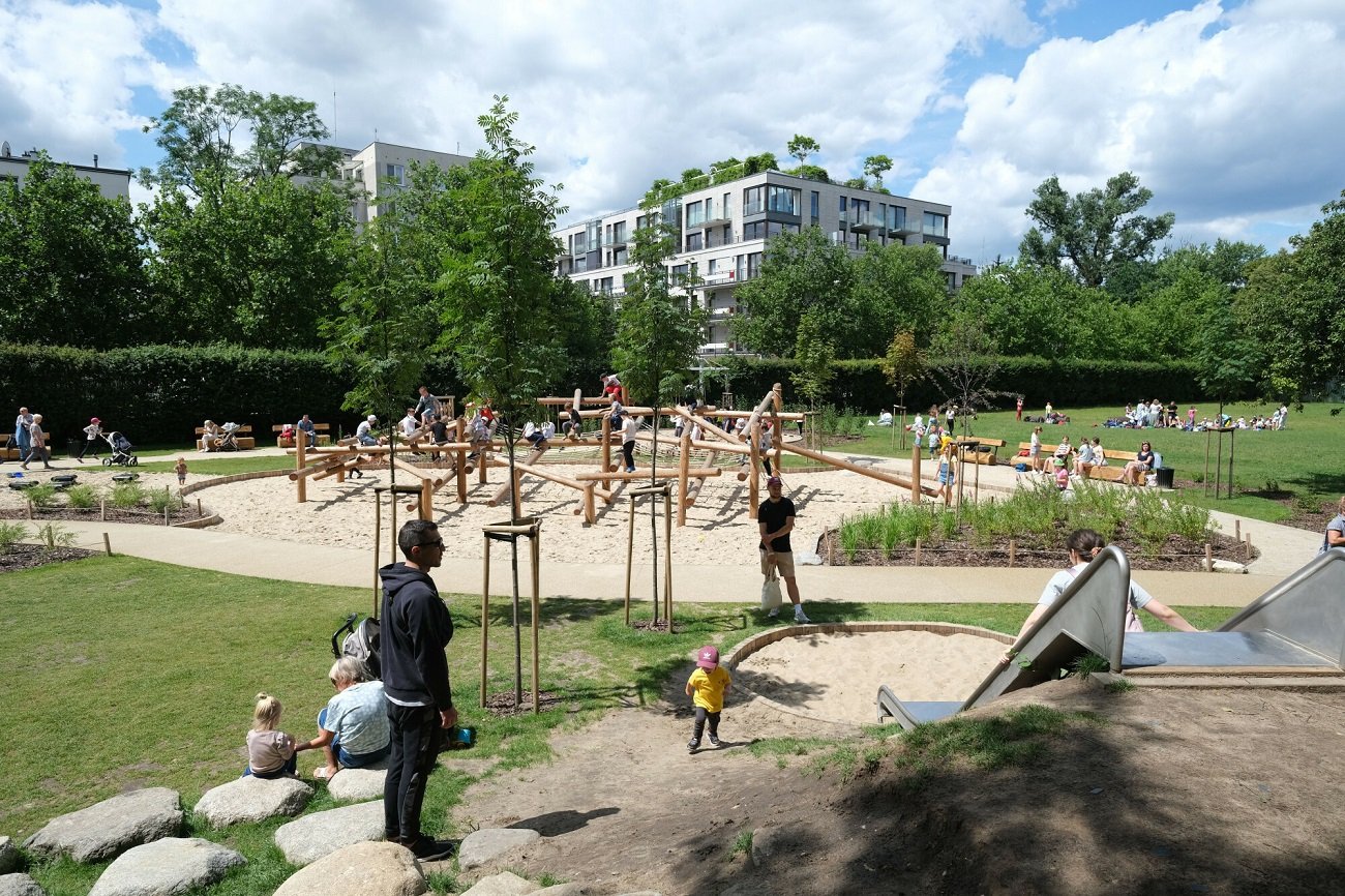 dzieci na placu zabaw