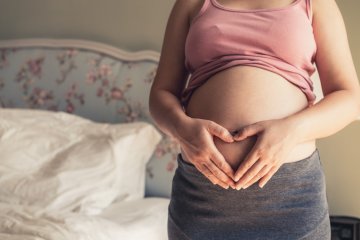 Połóg to trwający zazwyczaj ok. 2 miesiące po urodzeniu dziecka okres, w którym organizm kobiety powoli wraca do stanu sprzed porodu, przechodząc intensywną regenerację. Jak młoda mama powinna zadbać o siebie w tym czasie?