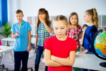 Dziewczyna odrzucona w grupie rówieśników