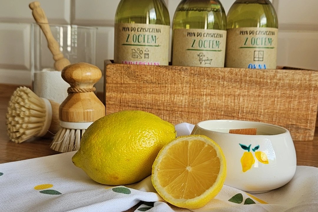 Jak ekologicznie zadbać o czystość domu podczas wakacji? Postaw na naturalne środki do czyszczenia