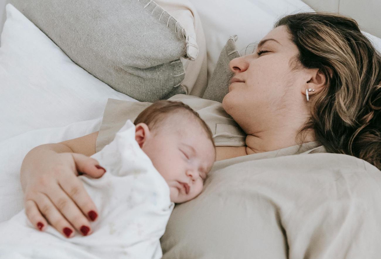 "Śpij, kiedy dziecko śpi" – słyszałam sto razy. A kto wtedy zrobi pranie, obiad i zapłaci rachunki?