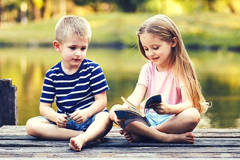 "Pierwsze abecadło" to antologia tekstów literackich, które zostały napisane przez najwybitniejszych twórców książek dla dzieci, zarówno klasycznych, jak i współczesnych. Rozdawaną bezpłatnie pierwszoklasistom książkę przygotował Instytut Książki