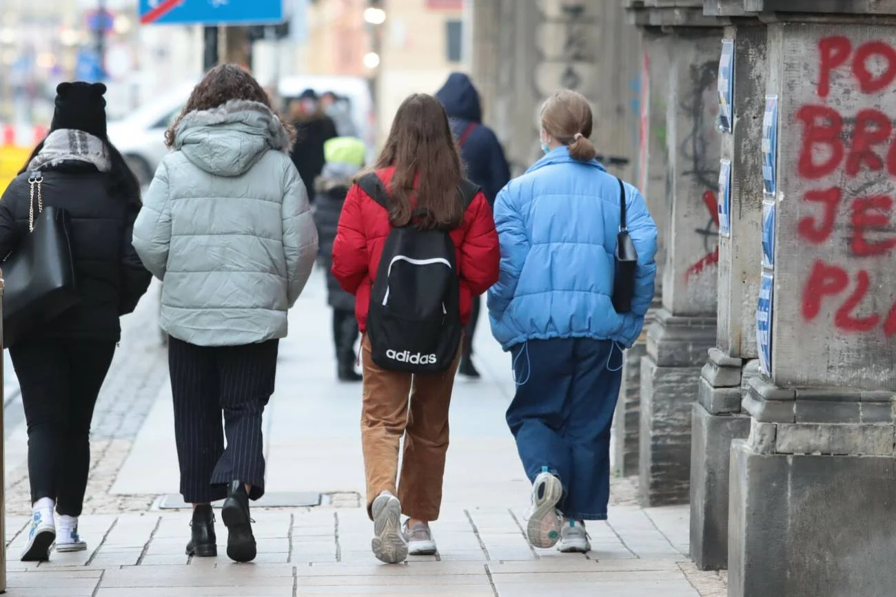 Grupa nastolatek na mieście. Grupa nastolatek na mieście.