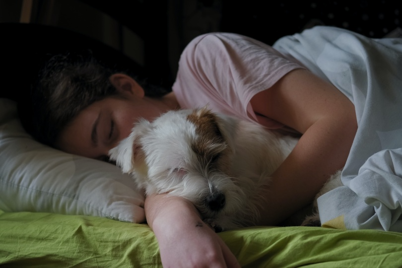 Zasypia o 3:00 w nocy i wstaje o 13:00. Oto, dlaczego twój nastolatek rujnuje sobie zdrowie