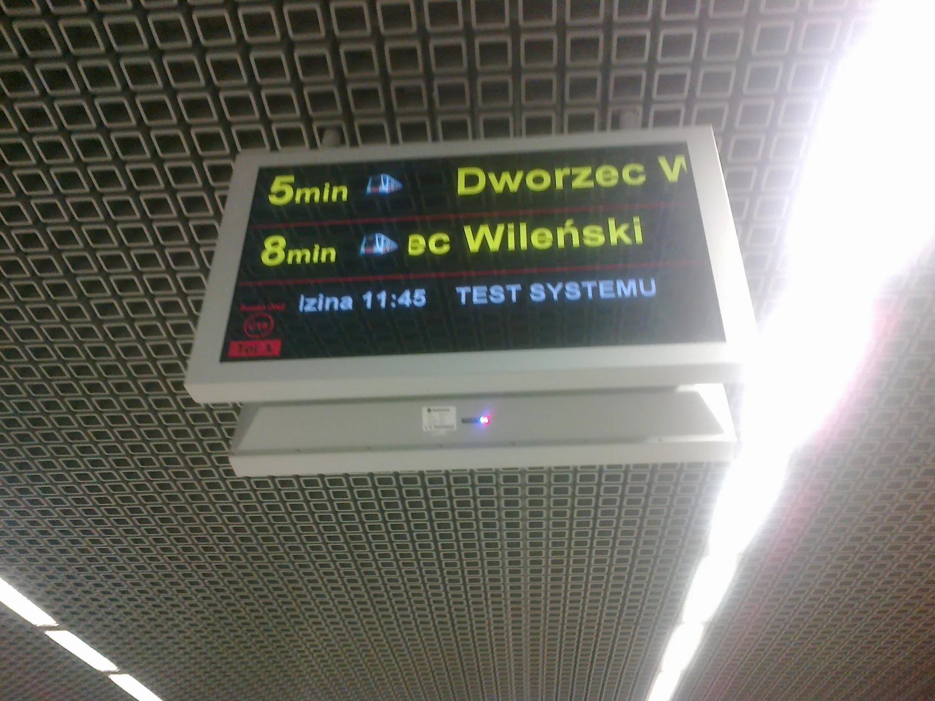 Ekrany z informacjami o przyjeździe pociągów przypominają te z I linii metra.