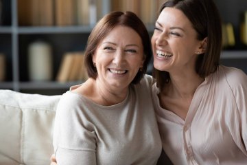 Mama i dorosła córka przytulają się w Dzień Matki.