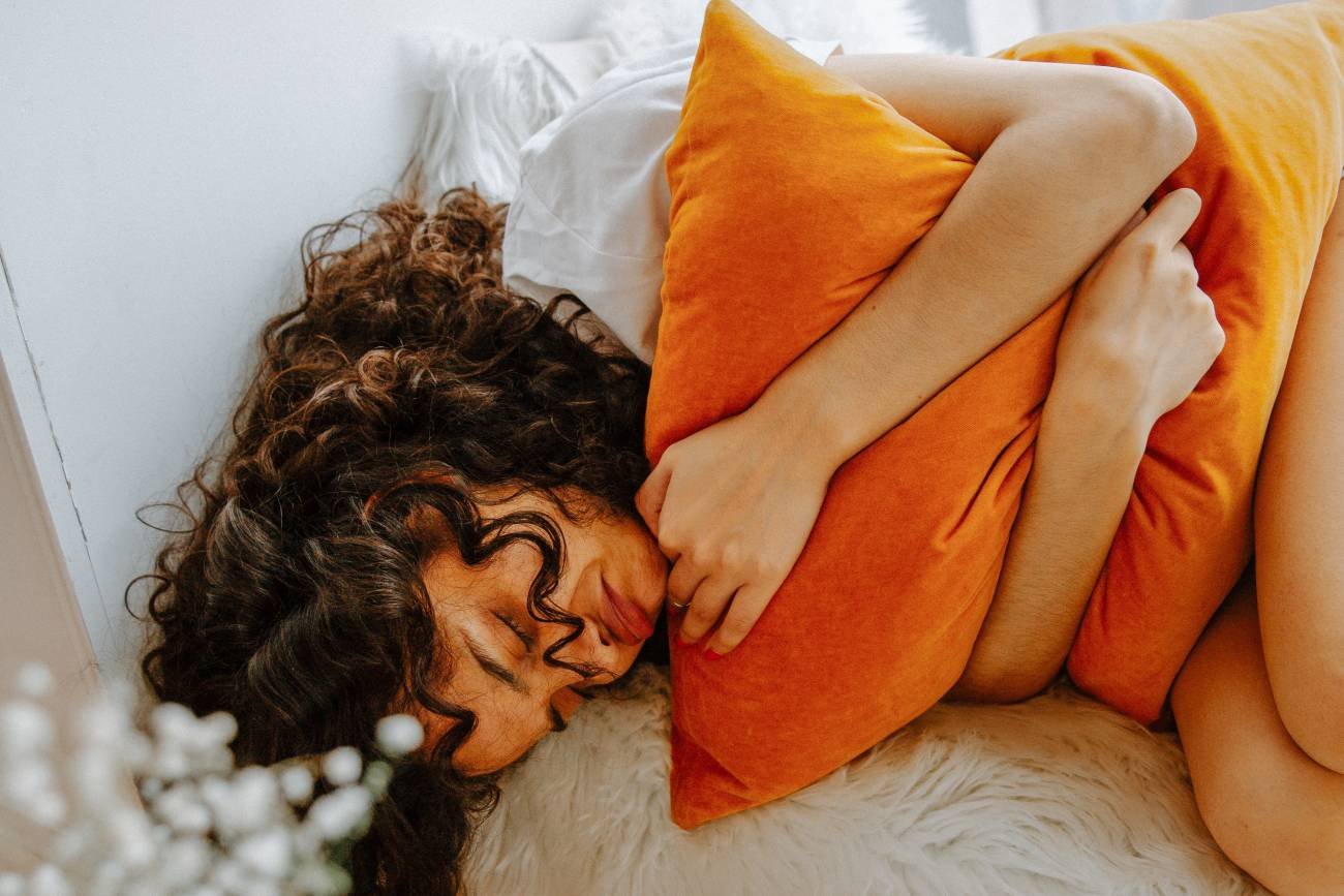 plamienie owulacyjne, plamienie podczas owulacji, plamienie w połowie cyklu, plamienie owulacyjne jak wygląda, ile trwa, plamienie owulacyjne a plamienie implantacyjne, inne przyczyny plamienia w połowie cyklu