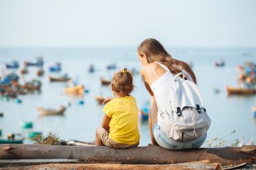 mama z dzieckiem nad wodą