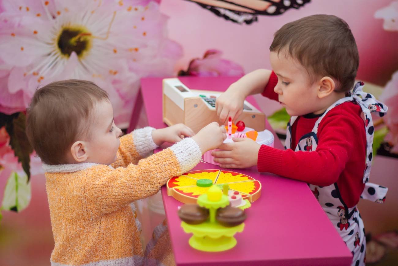 Dzieci bawiące się w żłobku.