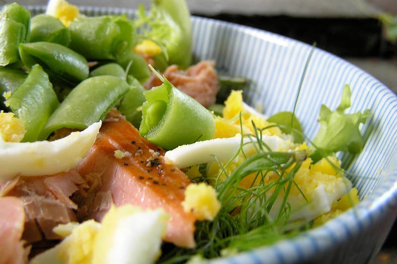 Sałata powinna zawierać białko, tłuszcz i węglowodany złożone. Wówczas się nią najesz na dłużej niż samymi zielonymi liśćmi.