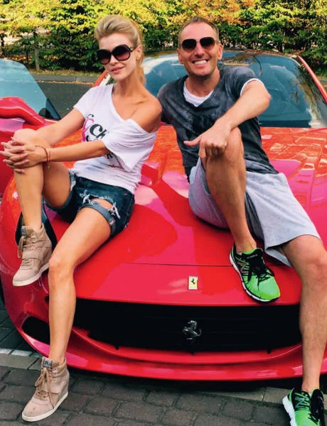 Joanna Krupa, Ferrari doktora i sam doktor Krzysztof Gojdź. Lekarz nie ukrywa pasji do piękna, luksusu i towarzystwa gwiazd