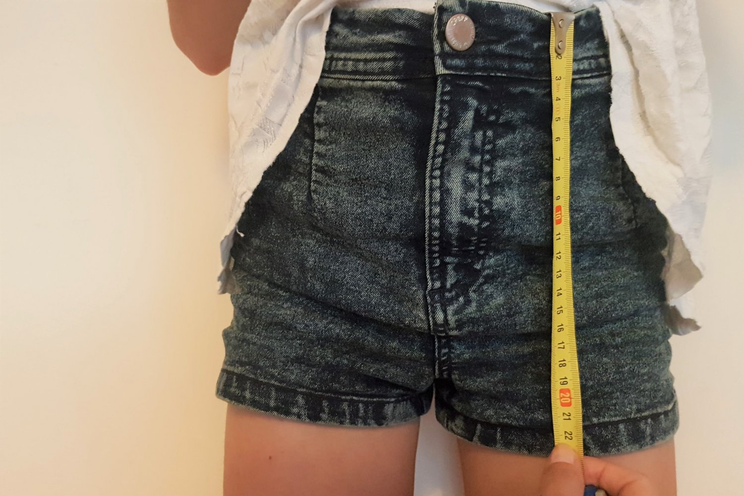 W jednej ze szkół podstawowych na Śląsku nauczyciele mierzą dzieciom spodenki i spódnice. Sprawdzają, czy aby nie za krótkie.