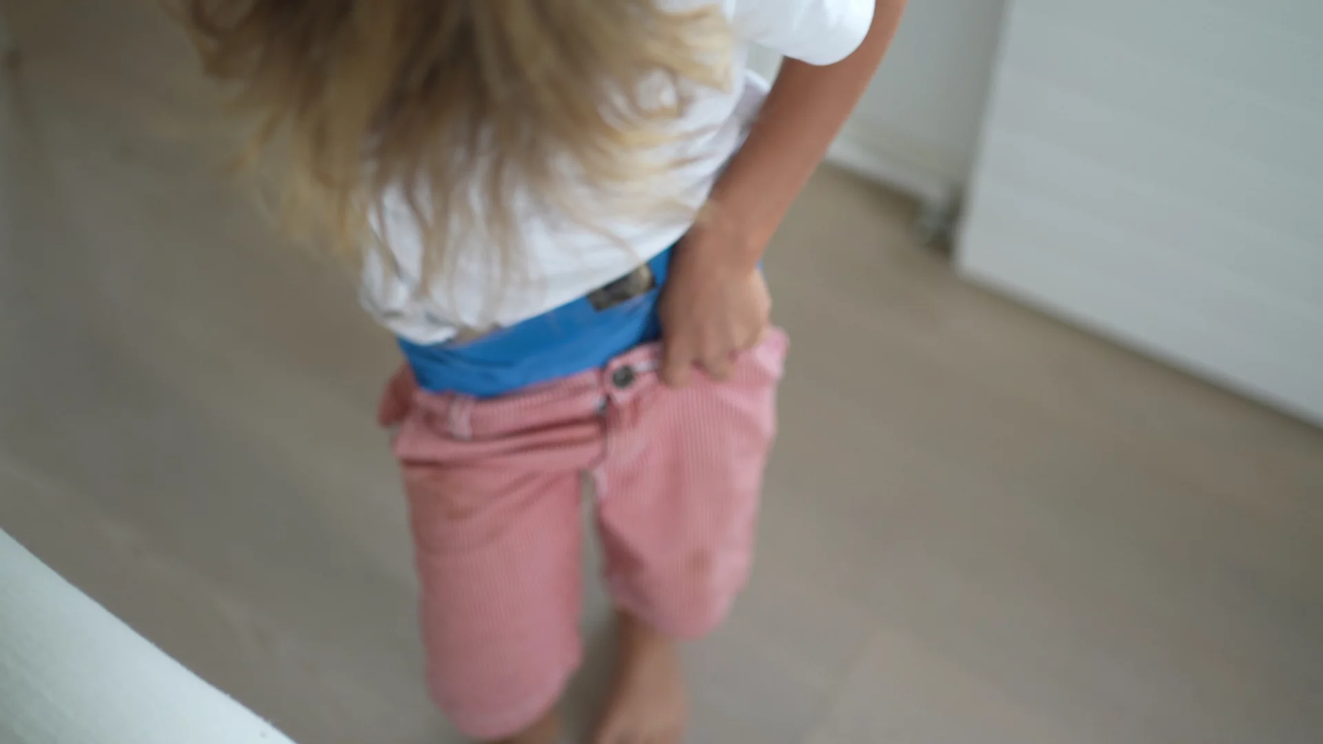 Wydatki na ubrania dziecięce można zmniejszyć choćby o połowę. Proste porady dla rodziców