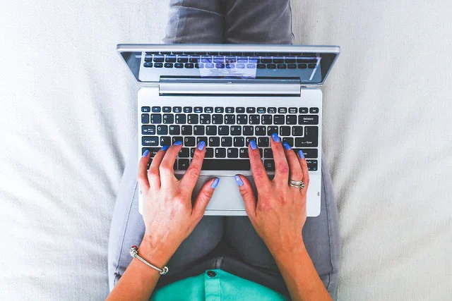 Fot. Pixabay / [url=https://pixabay.com/en/woman-girl-female-lying-typing-791185/]Kaboompics[/url] / [url=https://pixabay.com/en/service/terms/#download_terms]CC0 Public Domain[/url]
