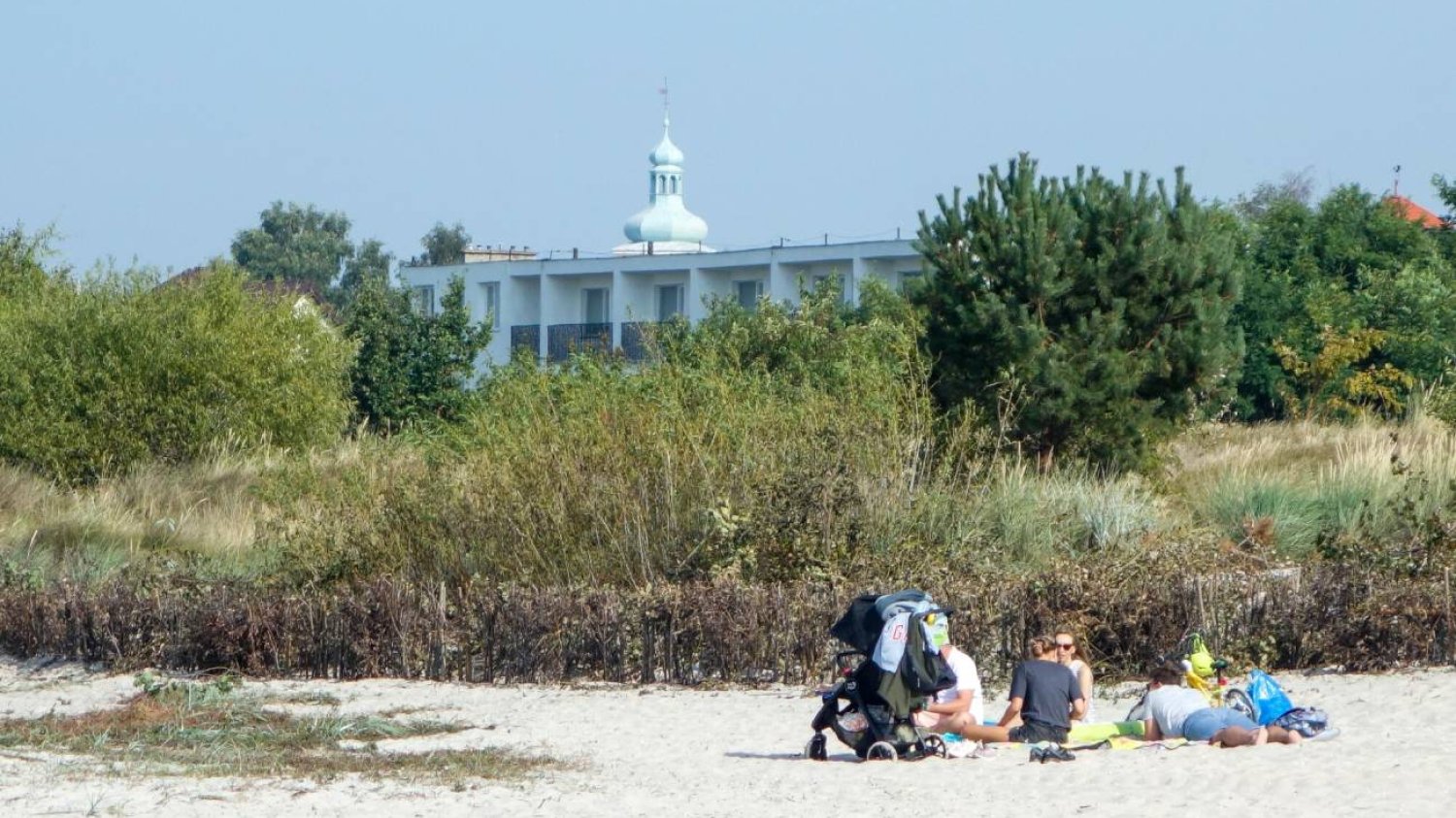 Rodzina na urlopie odpoczywa na plaży.