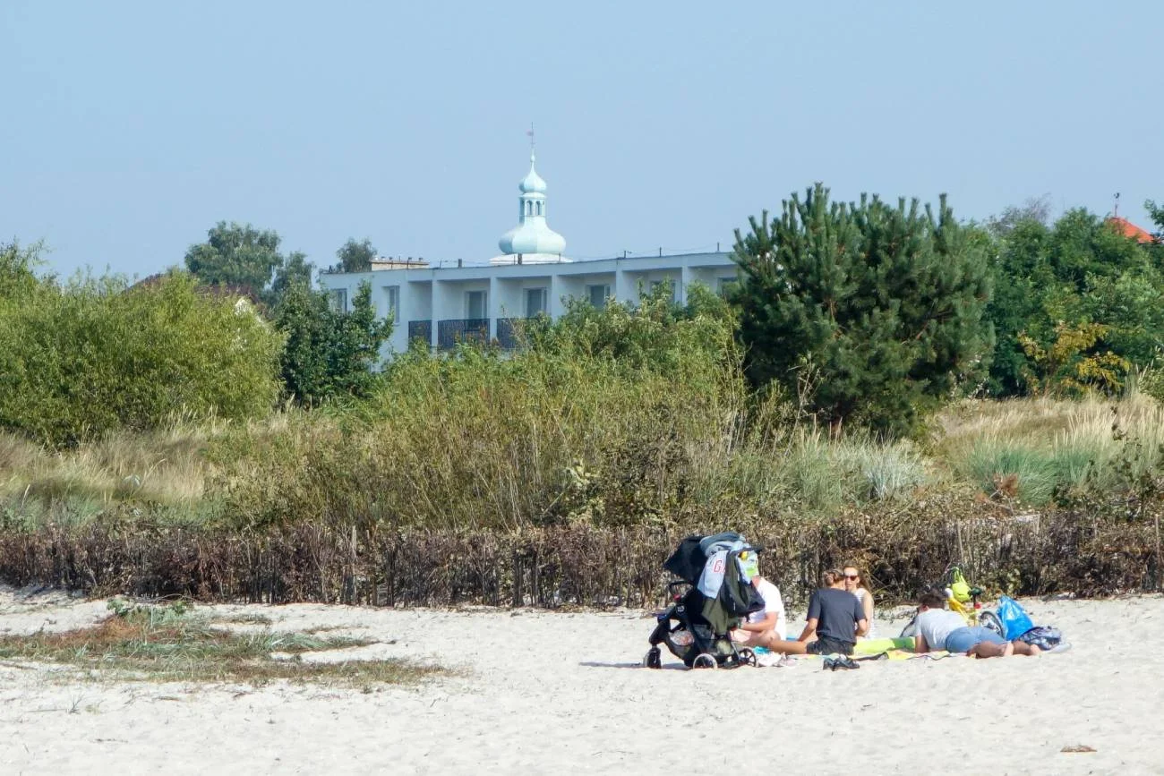 Rodzina na urlopie odpoczywa na plaży.