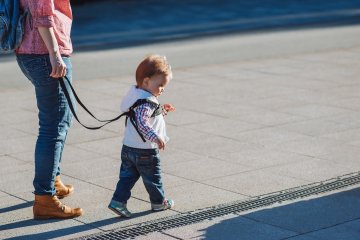 dziecko w szelkach bezpieczeństwa