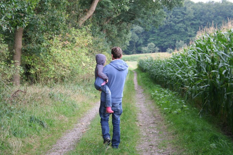Spacer z dzieckiem sprzyja szczerym rozmowom.