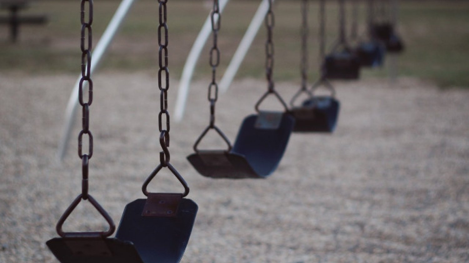 Fot. Pixabay /[url=https://pixabay.com/en/swing-playground-park-fun-outdoors-1178355/] blr60[/url] / [url=https://pixabay.com/en/service/terms/#usage]CC0 Public Domain[/url]