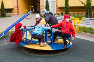 Dzieci w wieku przedszkolnym bawią się na placu zabaw.