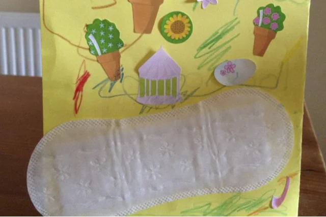 Wyjątkowa laurka od kochającego dziecka. Przecież da się nakleić, to dlaczego tego nie wykorzystać?:)