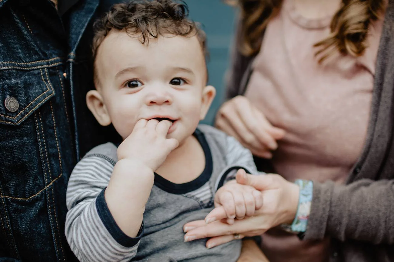 rozwój mowy, małe dziecko, dziecko uczy się mówić, dziecko mówi mama, jakie słowo pierwsze u dziecka