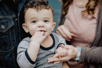 rozwój mowy, małe dziecko, dziecko uczy się mówić, dziecko mówi mama, jakie słowo pierwsze u dziecka