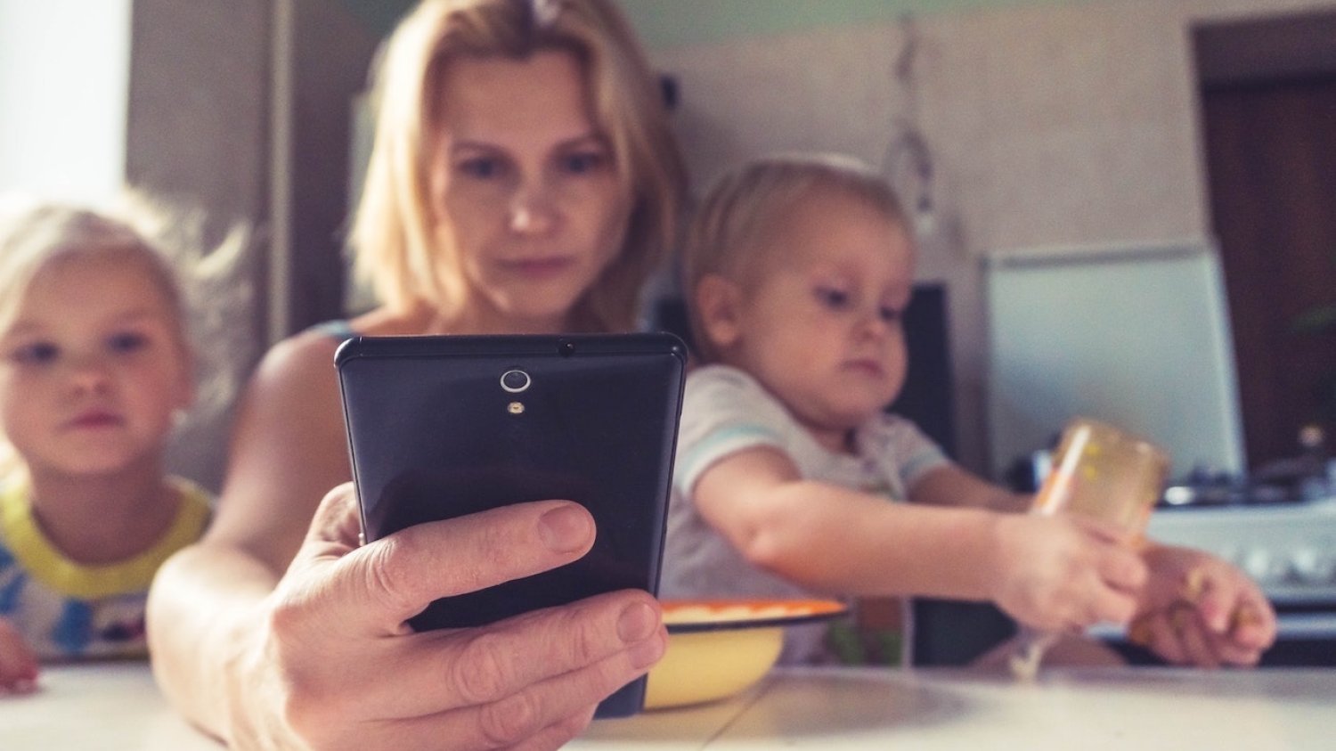 Córka zazdrosna o telefon matki