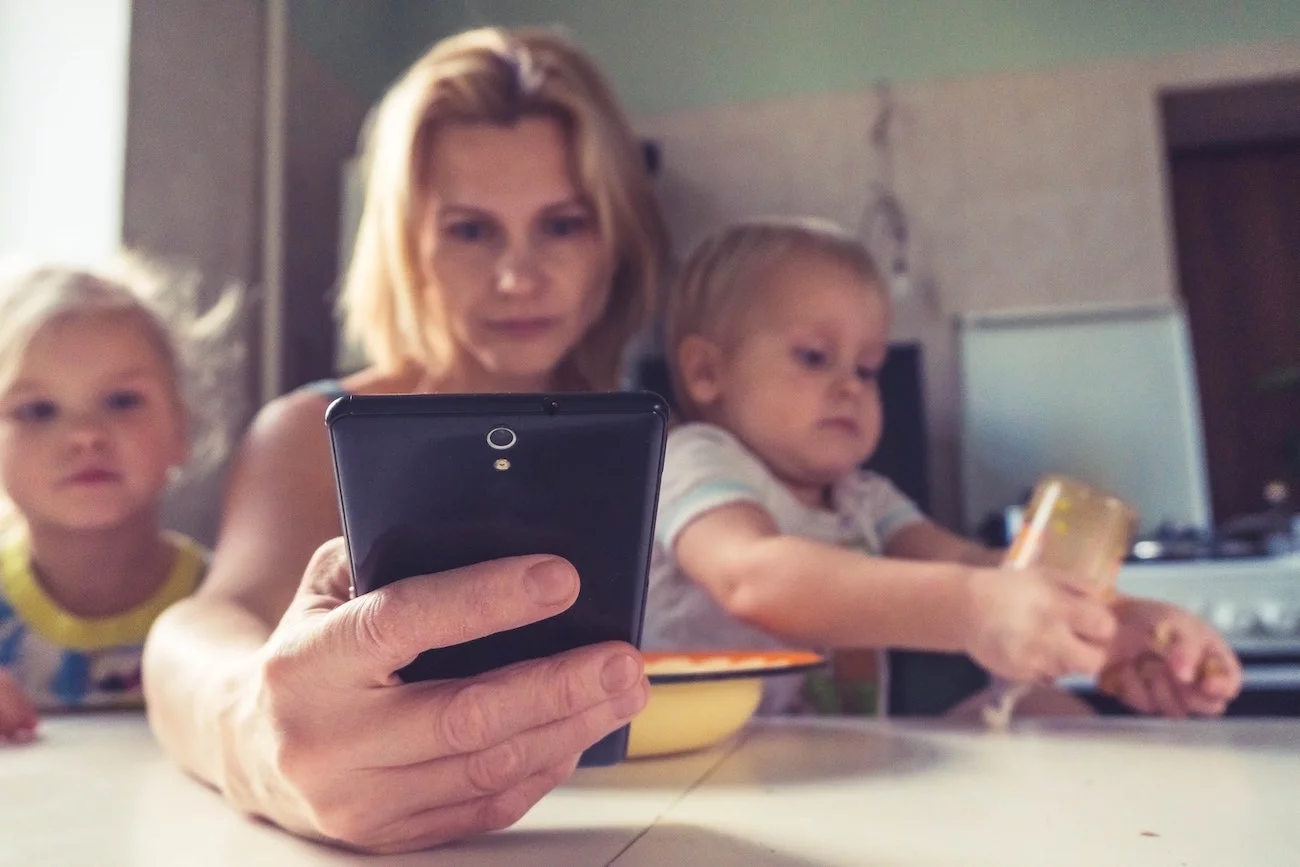 Córka zazdrosna o telefon matki