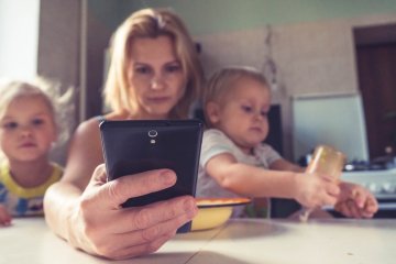 Córka zazdrosna o telefon matki