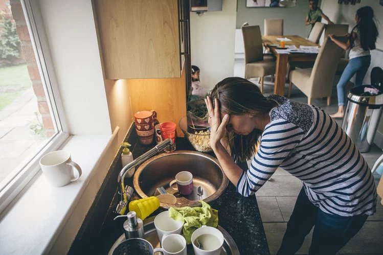 Mama jest zmęczona przygotowaniami do świąt