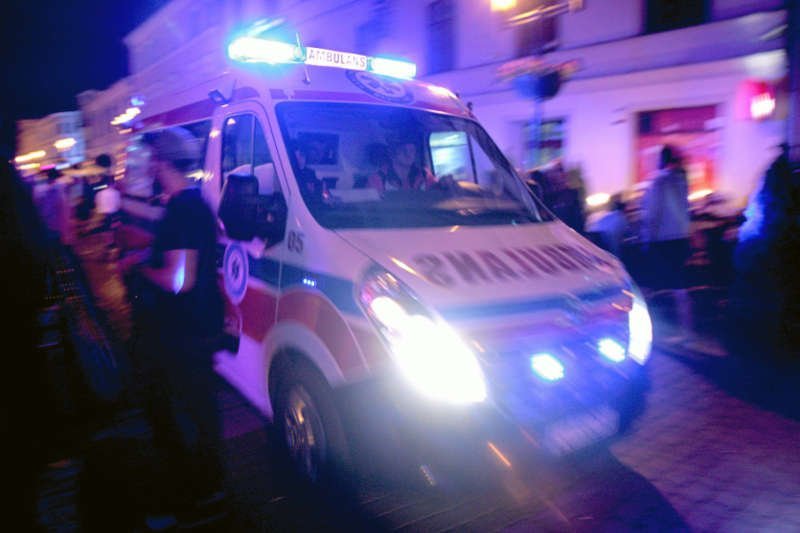 Mężczyzna rzucił w karetkę cegłą. W środku znajdowało się dziecko z wysoką gorączką