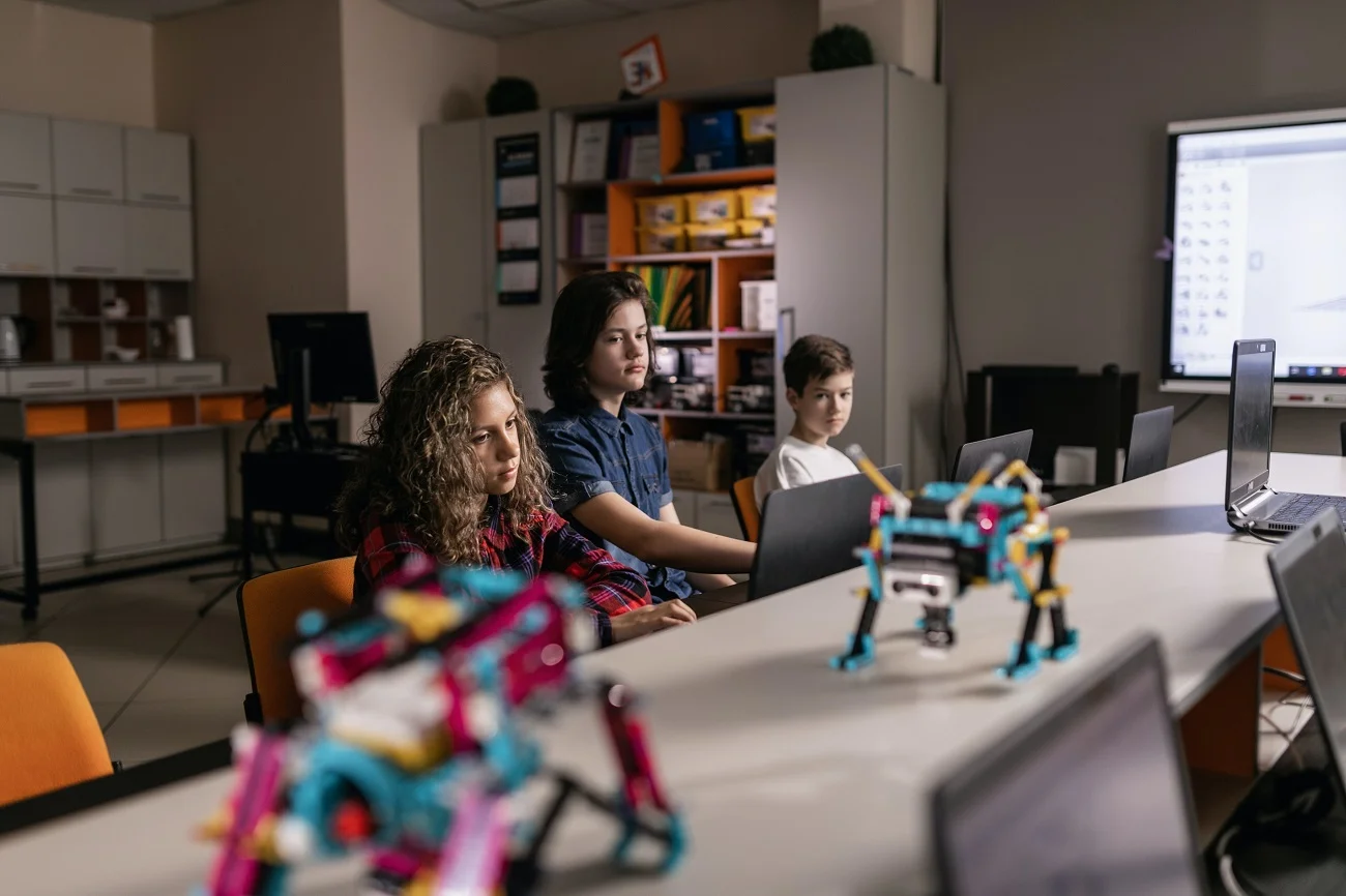 Młodzież na zajęciach z robotyki