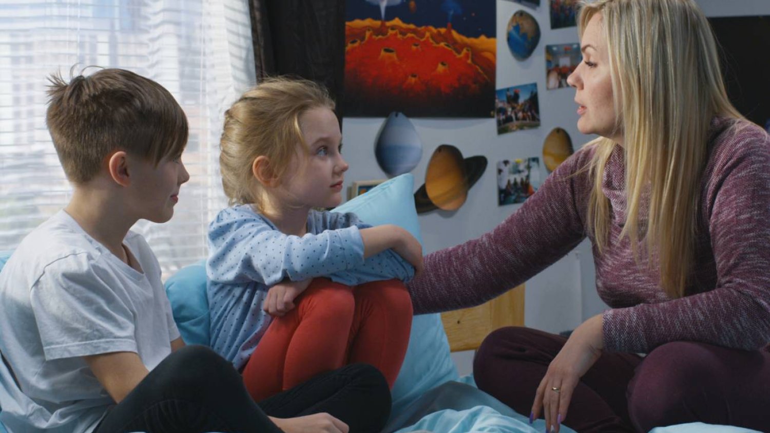 mama rozmawia z dwójką dzieci na łóżku mama rozmawia z dwójką dzieci na łóżku
