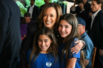 Kamala Harris z dziećmi podczas kampanii prezydenckiej.
