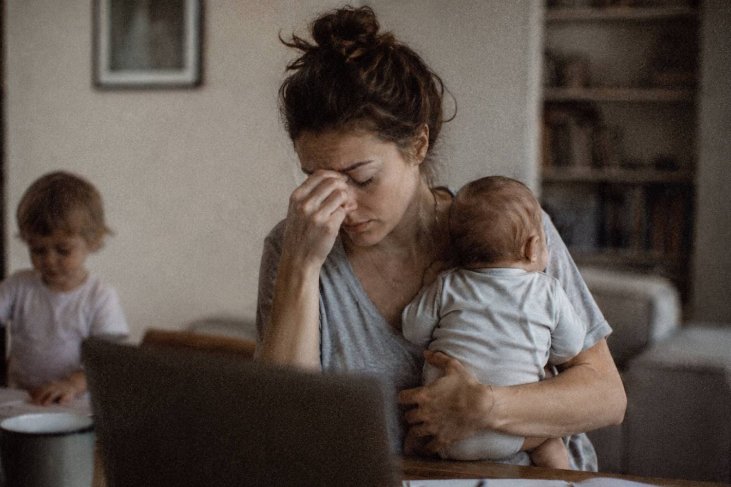 mama zajmuje się dwójką dzieci, pracuje zdalnie i jest zmęczona