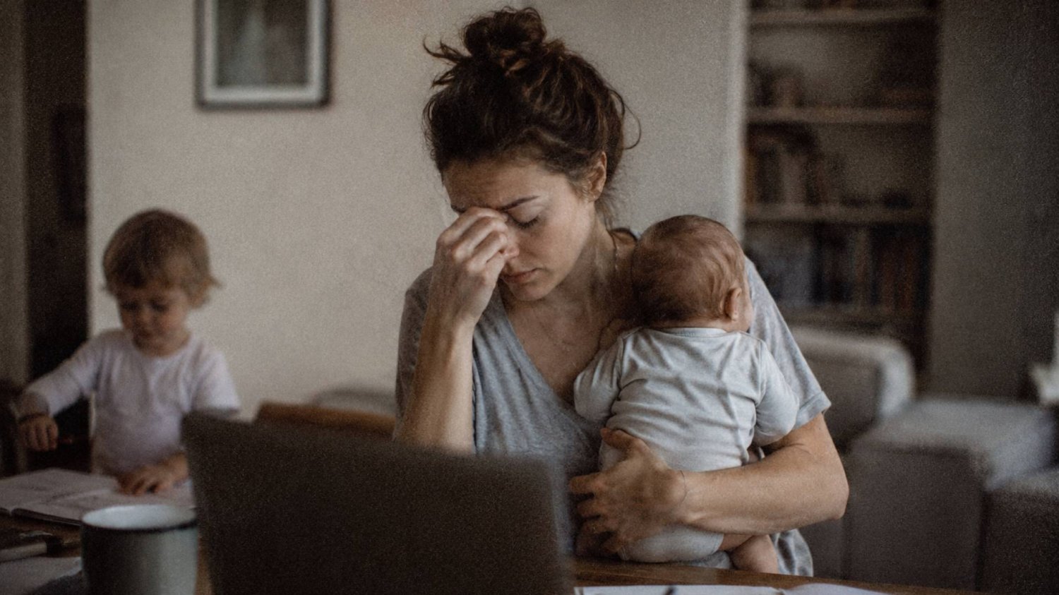 mama zajmuje się dwójką dzieci, pracuje zdalnie i jest zmęczona mama zajmuje się dwójką dzieci, pracuje zdalnie i jest zmęczona