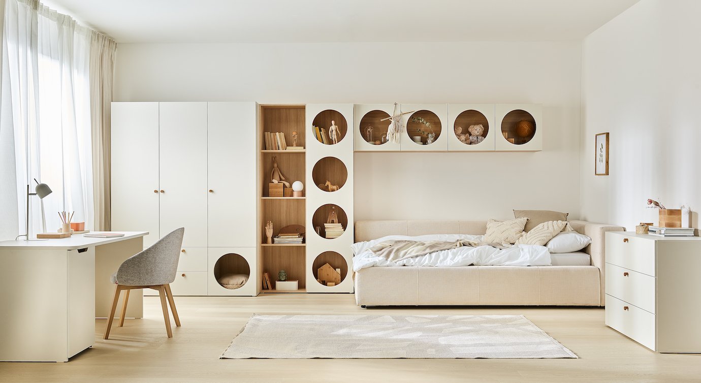 Ciągły bałagan? Te 3 meble pomogą utrzymać porządek w pokoju Twojego dorastającego dziecka