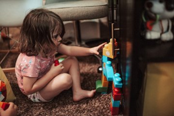 Obce dzieci sąsiadów: czy musimy się nimi zajmować?