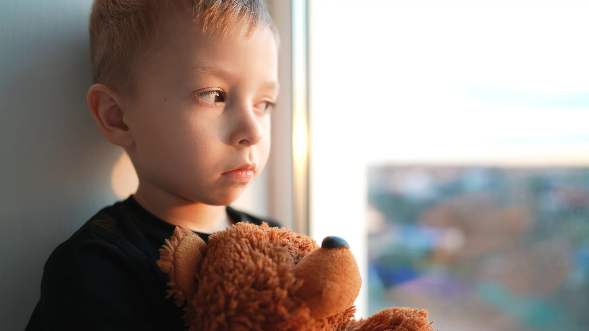 smutny chłopiec smutny chłopiec