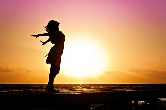 Fot. Pixabay/[url=https://pixabay.com/pl/kobieta-szcz%C4%99%C5%9Bcie-sunrise-sylwetka-570883/]jill111[/url] / [url=http://bit.ly/CC0-PD]CC0 Public Domain[/url]