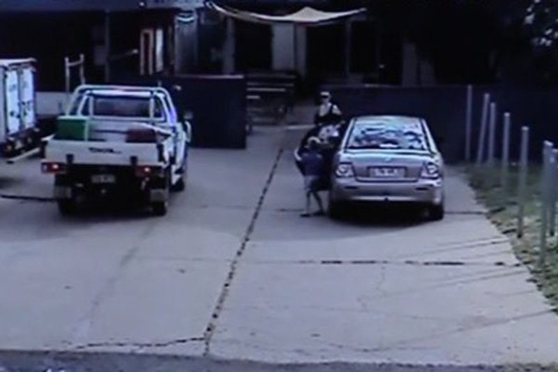 Wystarczy chwila, by porwać dziecko z samochodu.