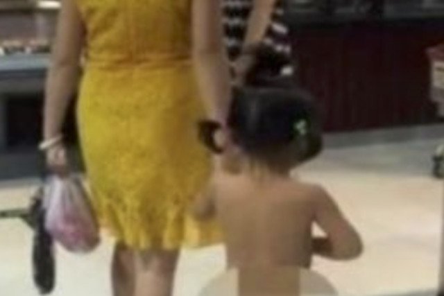 Całkiem naga dziewczynka robiła z mamą zakupy w supermarkecie