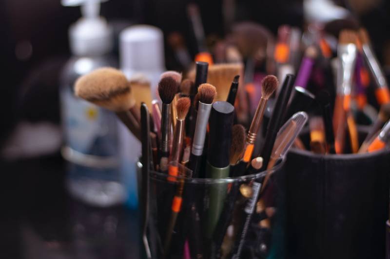 Jak przechowywać pędzle do makijażu? Nie trzymaj pędzli w łazience
