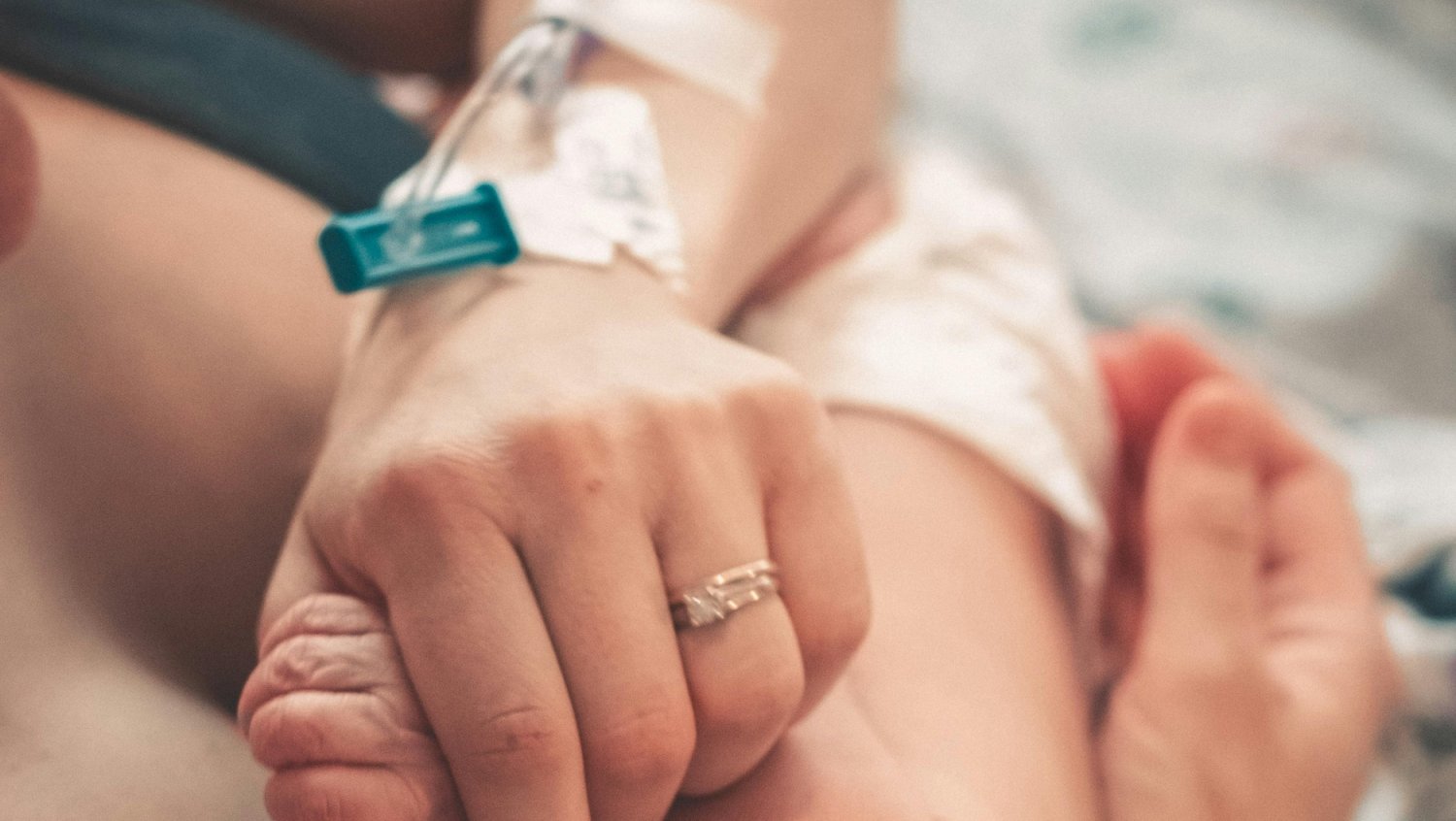 Tak zachowuje się ciało kobiety po porodzie. Drżenie na początku przeraża [FILM]