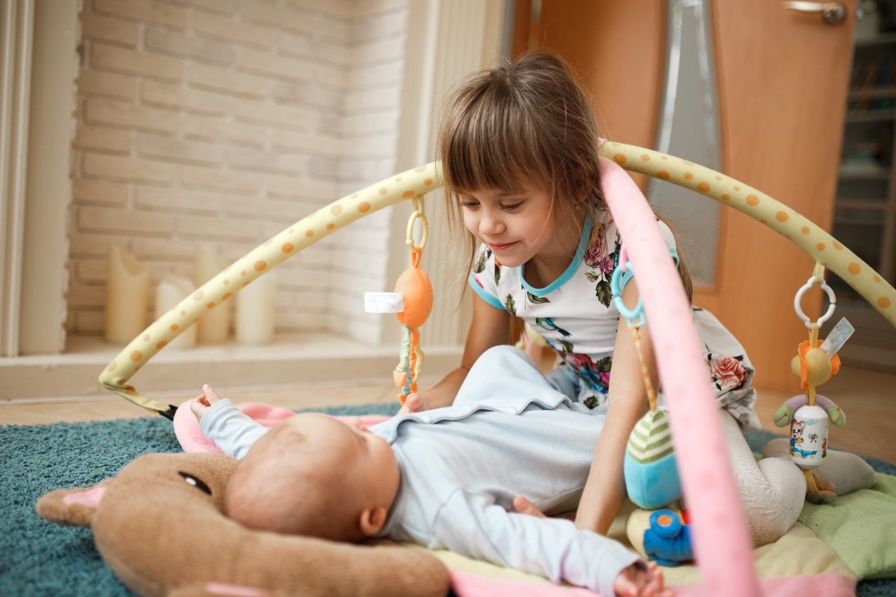 starsza siostra z niemowlakiem