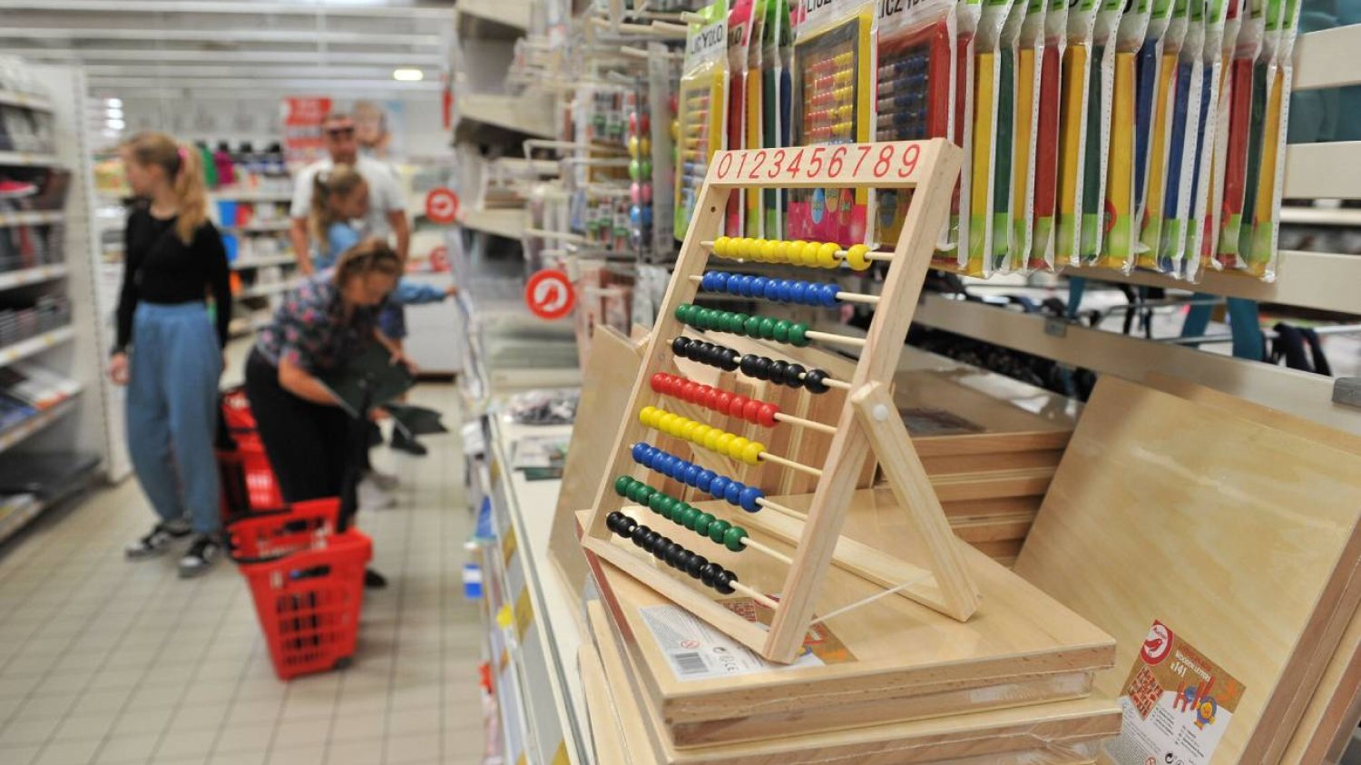 Rodzice w markecie kupują wyprawkę dla dzieci.