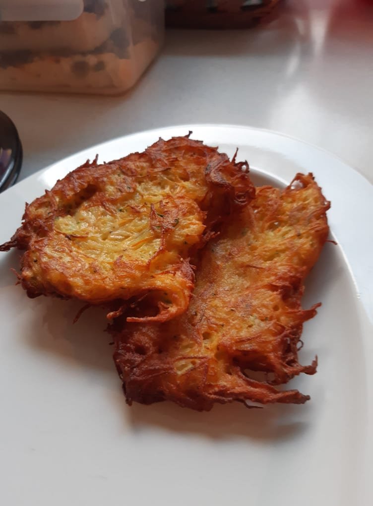 Placki warzywne z ziemniakiem, cukinią i marchewką.