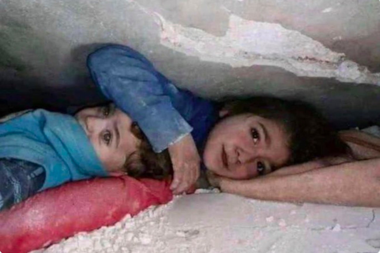 trzęsienie ziemi, rodzeństwo, bezpieczeństwo, siostra chroni brata